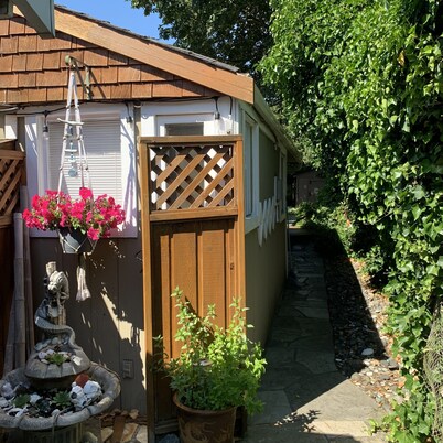Colwood Cozy Cottage. Beautiful West Shore location. STR Reg # PM677703953