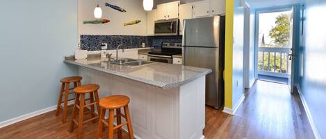 Een koelkast, een magnetron, een oven, een kookplaat