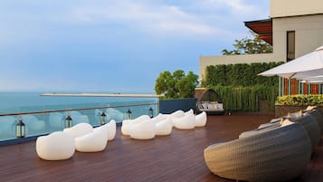 2 bars/lounges, lobby lounge