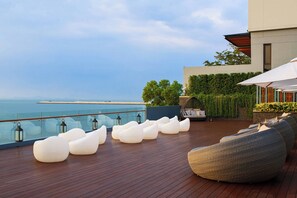2 bars/lounges, lobby lounge - Renaissance Pattaya Resort & Spa (Sattahip)