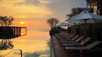 3 つの屋外プール