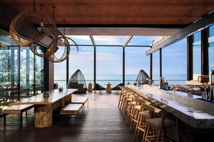 2 bars/lounges, lobby lounge