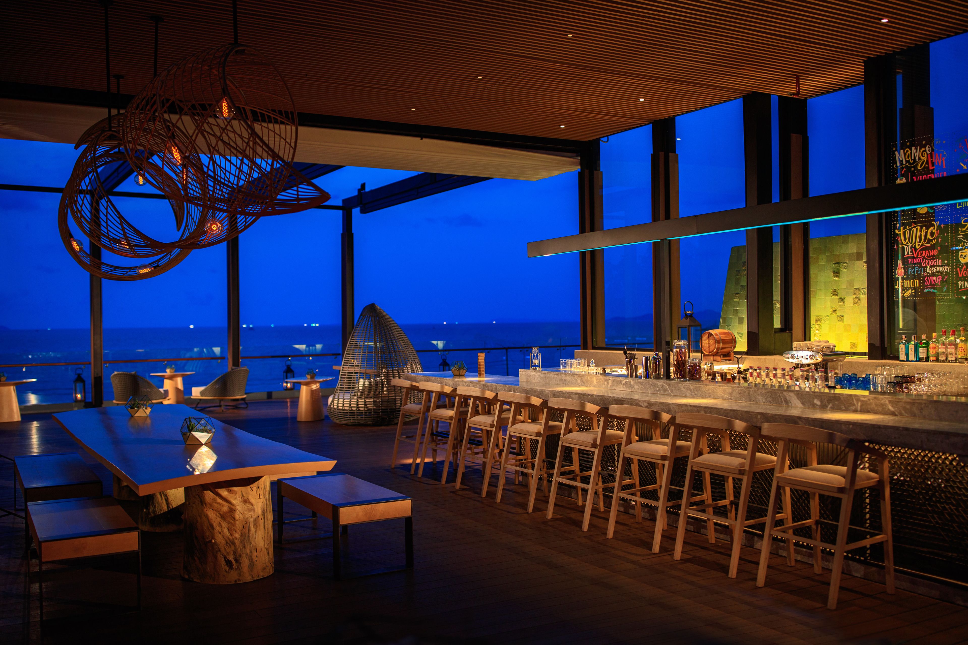 2 bars/lounges, lobby lounge