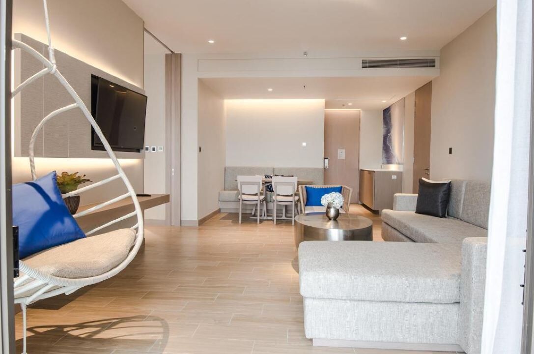 Suite, 1 habitación, vistas al mar (Balcony) | Zona de estar | Una televisión LED