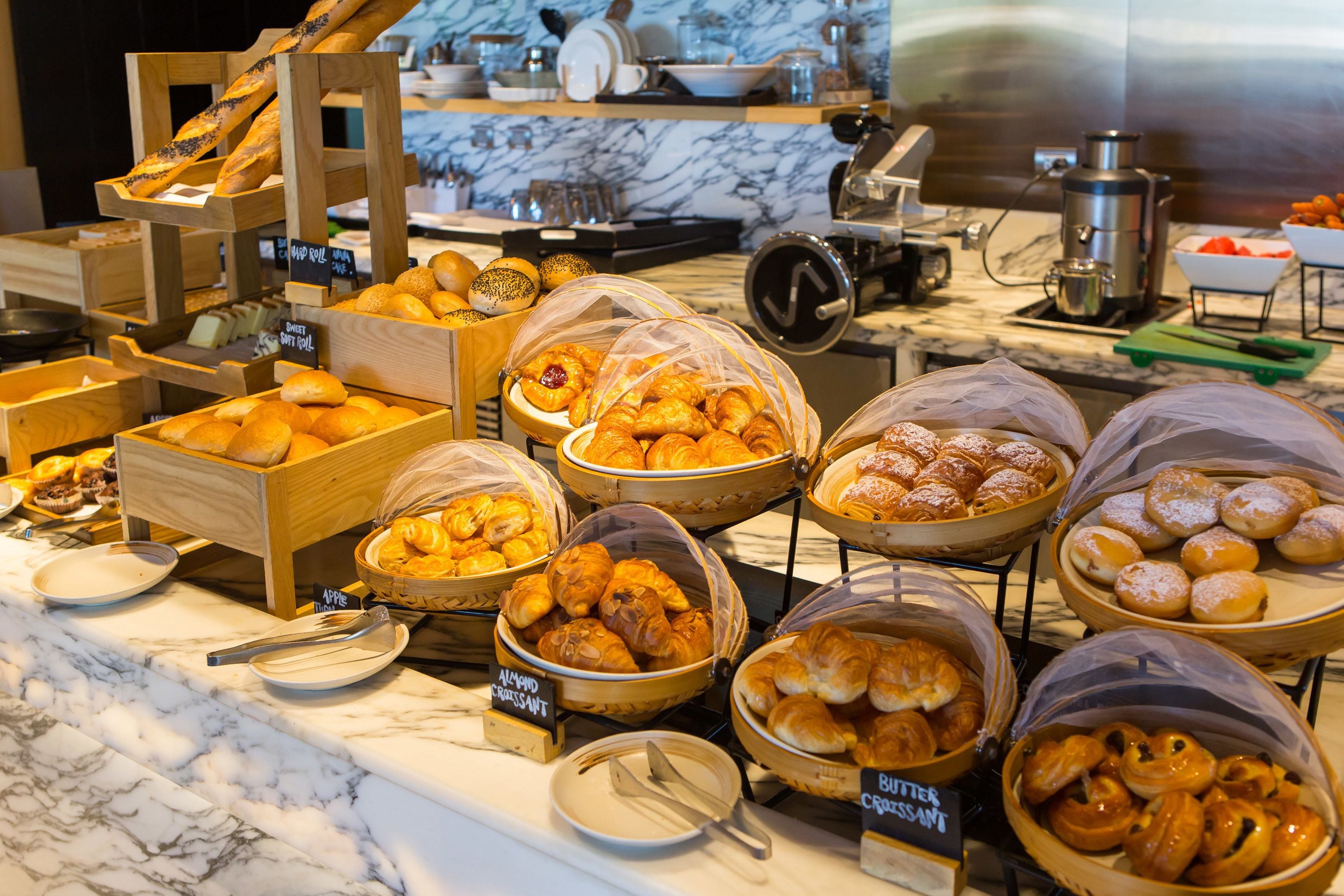 بوفيه فطور يوميًا بتكلفة قدرها (800 THB للشخص)