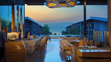 2 bars/lounges, lobby lounge
