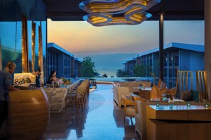 2 bars/lounges, lobby lounge - Renaissance Pattaya Resort & Spa (Sattahip)
