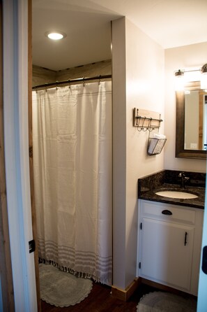 Combined shower/bathtub, hair dryer, towels