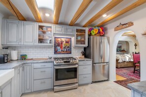 Kjøleskap, mikrobølgeovn, ovn og kokeplater