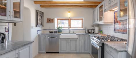 Køleskab, mikrobølgeovn, ovn, kogeplade