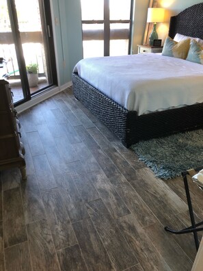 1 bedroom, in-room safe, iron/ironing board, free WiFi - Shelter Cove Marina BEST VIEW!  Spotless 1 BR.  Small dog. No stairs. (Hilton Head Island)