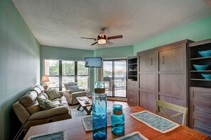 Smart TV, books - Shelter Cove Marina BEST VIEW! Spotless 1 BR. Small dog. No stairs. (Hilton Head Island)