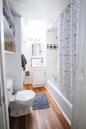 Combined shower/tub, hair dryer, towels, soap - Cozy Micro-Brewery Home (Bellingham)