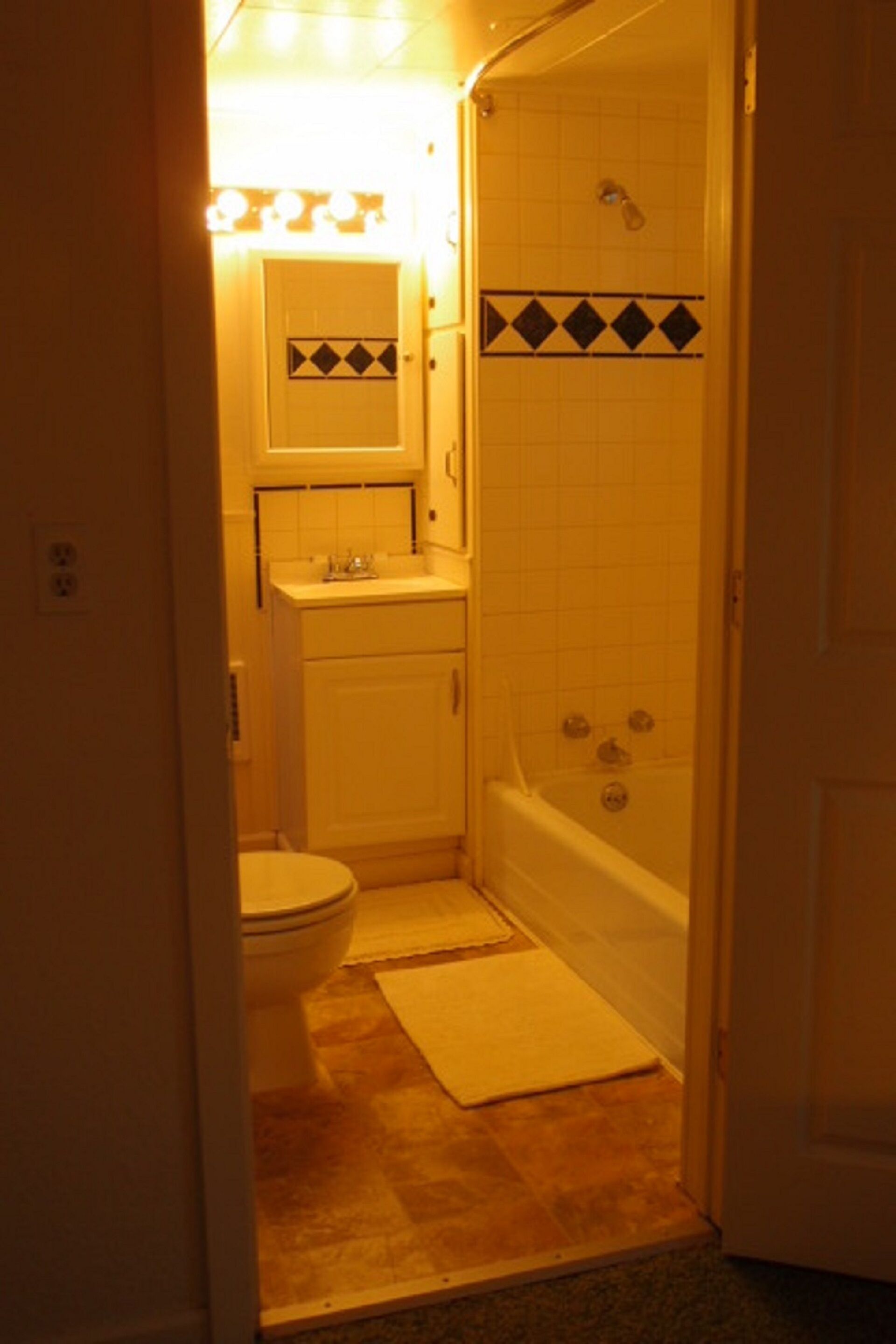 Combined shower/bathtub, hair dryer, towels, soap