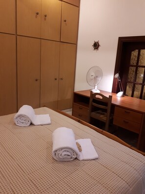 3 bedrooms, in-room safe, desk, iron/ironing board - VILLA "NEFELI" - NEXT TO THE PORT OF PIRAEUS (Piraeus)