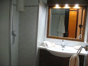 Douche, serviettes fournies, savon, shampoing