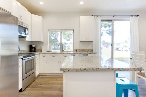 Fridge, microwave, oven, stovetop - Two Bedroom, clean guest house in Gilbert (Gilbert)