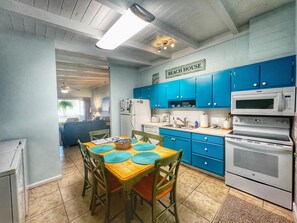 Fridge, microwave, oven, stovetop - A Beach, Golf, Tennis and Fun for the whole family Sandy Toes & Salty Kisses A (Jekyll Island)