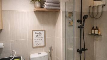 Dusche, Haartrockner, Bidet, Handtücher