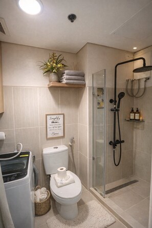 Douche, sèche-cheveux, bidet, serviettes fournies