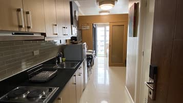 KĂŒhlschrank, Mikrowelle, Herdplatte, Wasserkocher