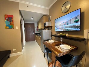 冷蔵庫、電子レンジ、コンロ、電気ポット