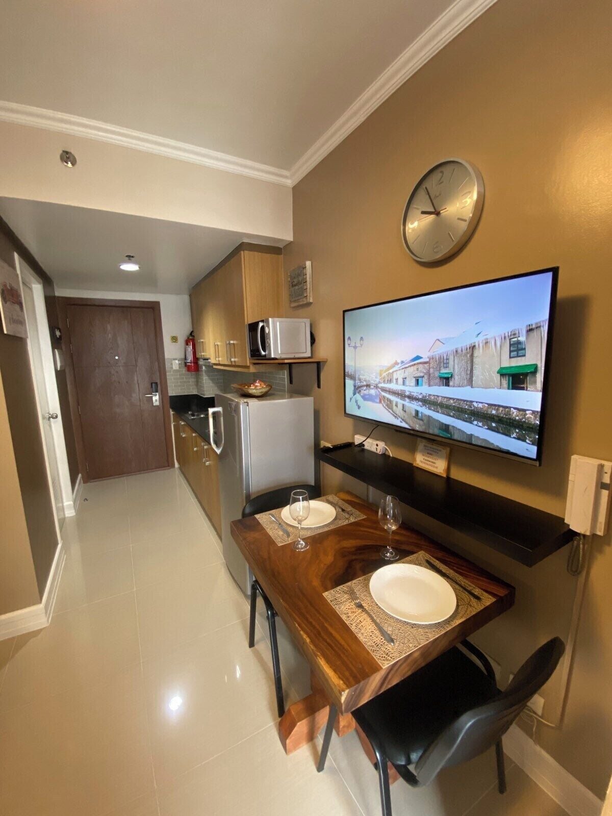 Refrigerador, microondas, parrilla de estufa y tetera eléctrica 