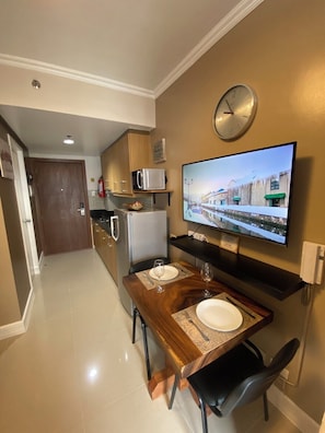 冷蔵庫、電子レンジ、コンロ、電気ポット