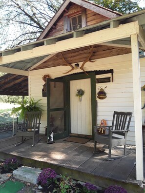 Exterior detail - Cozy Cottage at Lavender Farm near Jack Daniel's Distillery, with breakfast (Mulberry)