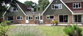 Beautiful 4 Bedroom London House in Twickenham - Private Parking. Garden