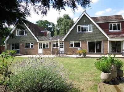 Beautiful 4 Bedroom London House in Twickenham - Private Parking. Garden