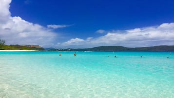 En la playa, camastros y toallas de playa