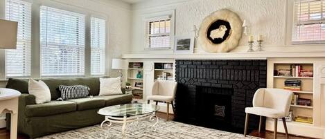 Téléviseur connecté, foyer, livres