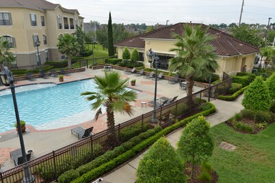 Baton Rouge Condo With Resort Atmosphere With Custom Decor, Sleeps 2
