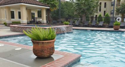 Baton Rouge Condo With Resort Atmosphere With Custom Decor, Sleeps 2