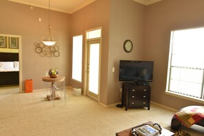 1 bedroom, iron/ironing board, WiFi, bed sheets - Baton Rouge Condo With Resort Atmosphere With Custom Decor, Sleeps 2 (Baton Rouge)