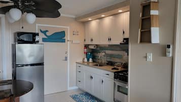 Réfrigérateur, micro-ondes, four, plaque de cuisson