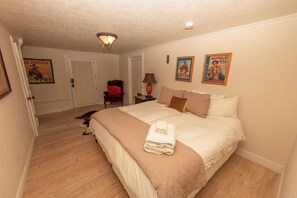 6 bedrooms, desk, iron/ironing board, free WiFi