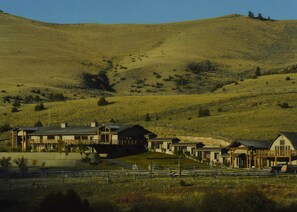 Exterior - Expansive 6-Bedroom Lodge with gorgeous mountain views. Perfect for large groups (Livingston)