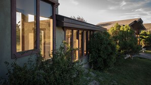 A modern building with large windows and a covered walkway. - Expansive 6-Bedroom Lodge with gorgeous mountain views. Perfect for large groups (Livingston)