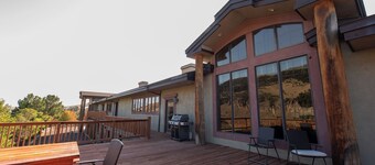 Expansive 6-Bedroom Lodge with gorgeous mountain views. Perfect for large groups