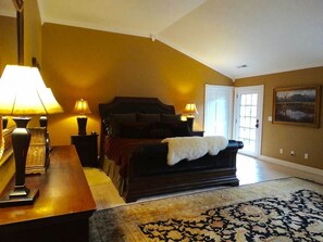 6 bedrooms, desk, iron/ironing board, free WiFi