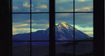Expansive 6-Bedroom Lodge with gorgeous mountain views. Perfect for large groups