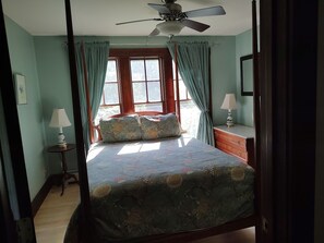 5 bedrooms, desk, iron/ironing board, free WiFi - Lakefront Vacation Home on Lake Elmore (Elmore)
