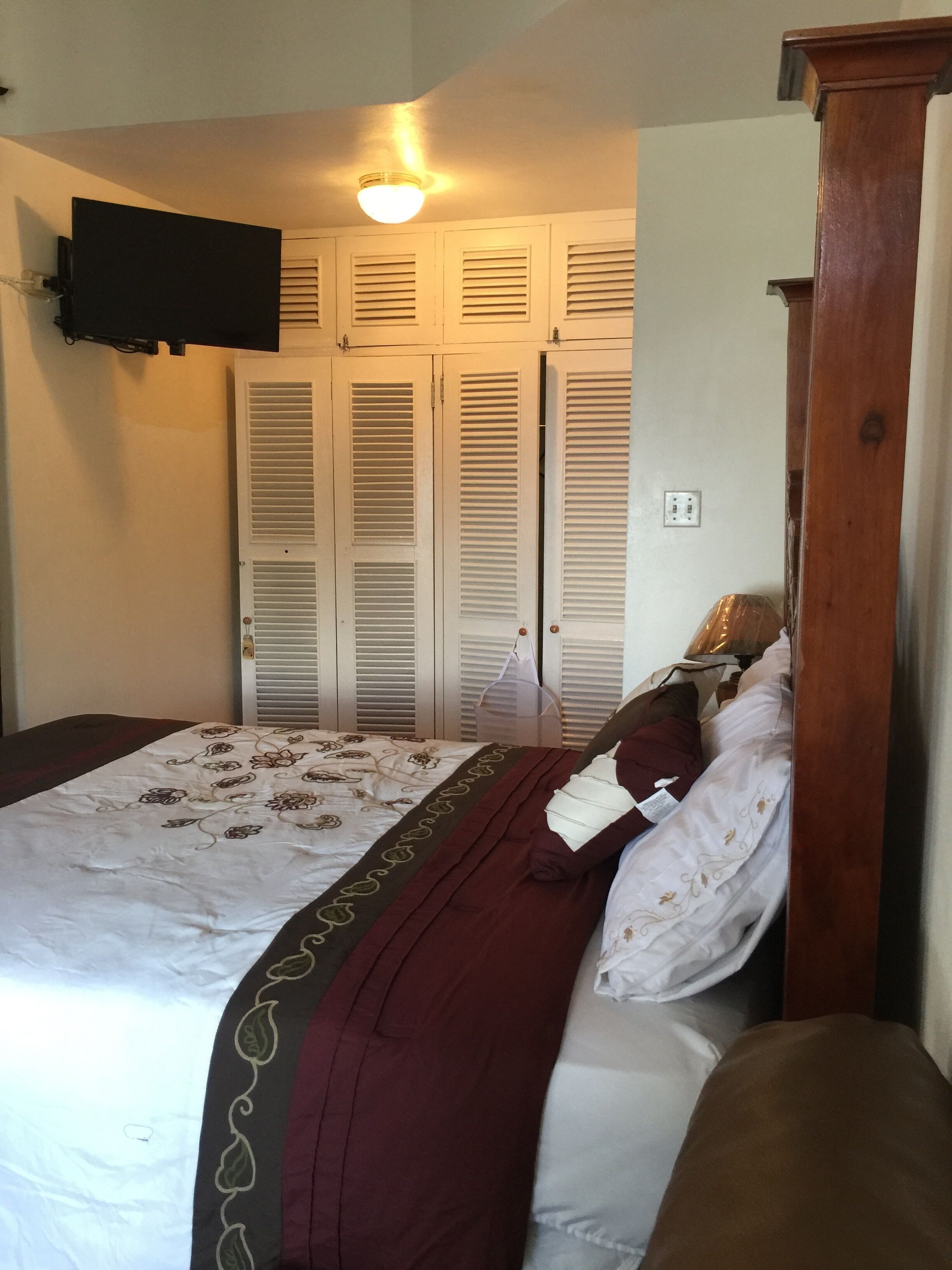 2 bedrooms, iron/ironing board, WiFi