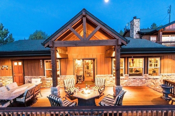 Front deck, hot tub, firepit, tables