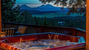 Outdoor spa tub - Bend Country 4 BR/3 Bth, Amazing 9 Mt View, 9 acre, Peaceful Getaway (Terrebonne)