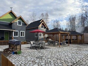 Outdoor dining - Talkeetna Log Cabin with Hot Tub Unit 1 (Talkeetna)