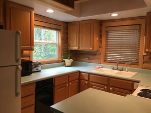 Fridge, microwave, oven, stovetop - Talkeetna Log Cabin with Hot Tub Unit 1 (Talkeetna)