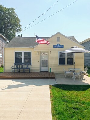 Outdoor dining - Wampler's Lake in Brooklyn, MI close to MIS with access to dock (Brooklyn)